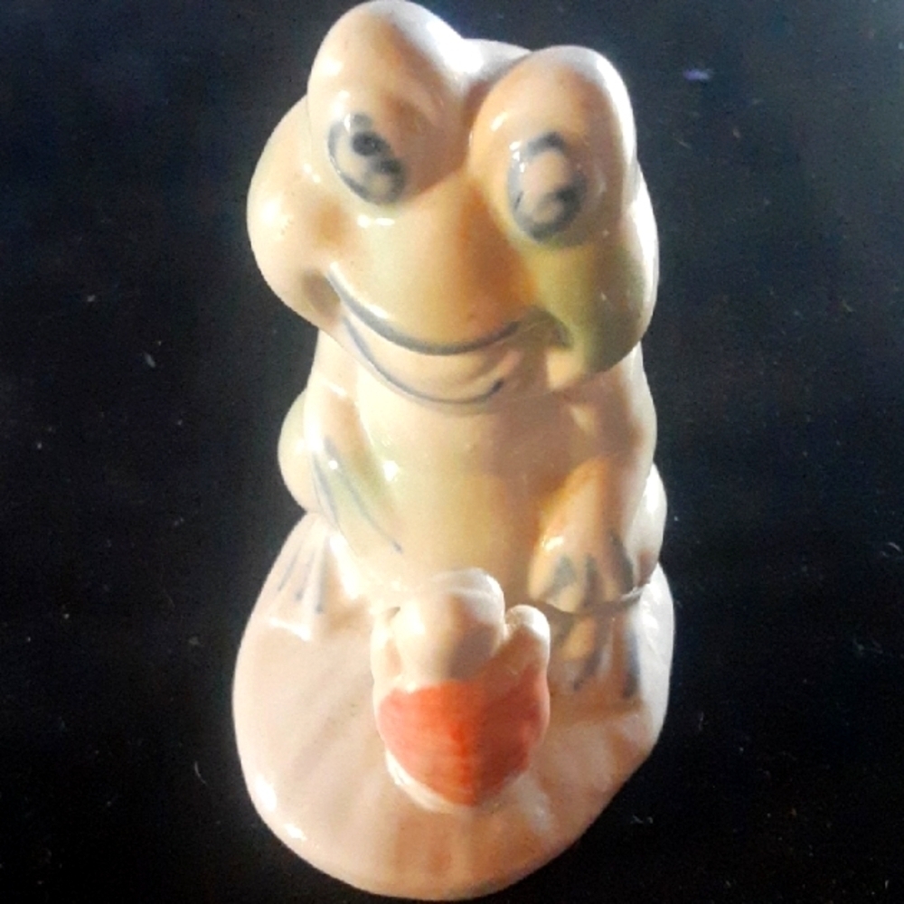 Ceramic Frog Figurine talking to a Turtle